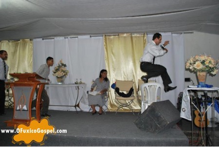Pastor voa por cima de cadeira durante pregação